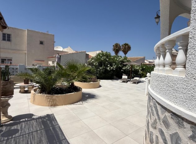 Resale - Villa * - Torrevieja *