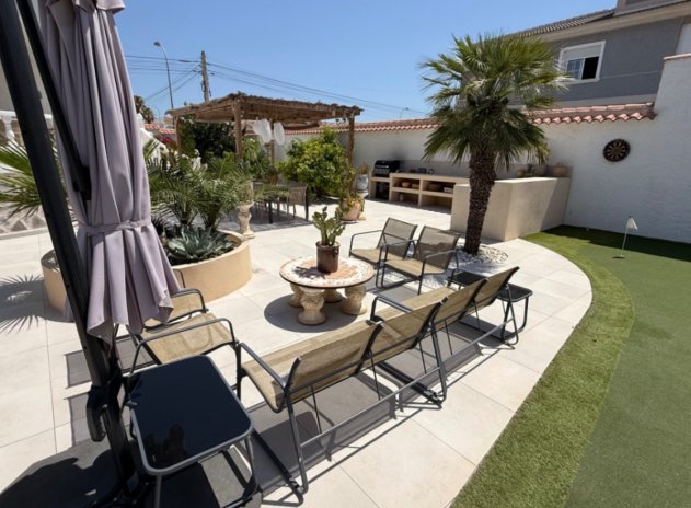 Resale - Villa * - Torrevieja *