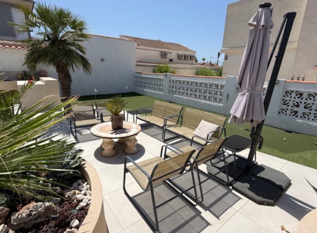 Resale - Villa * - Torrevieja *