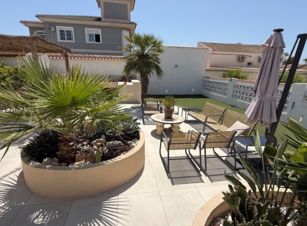 Resale - Villa * - Torrevieja *