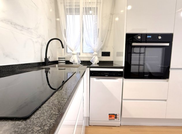 Resale - Apartment / Flat * - Torrevieja *