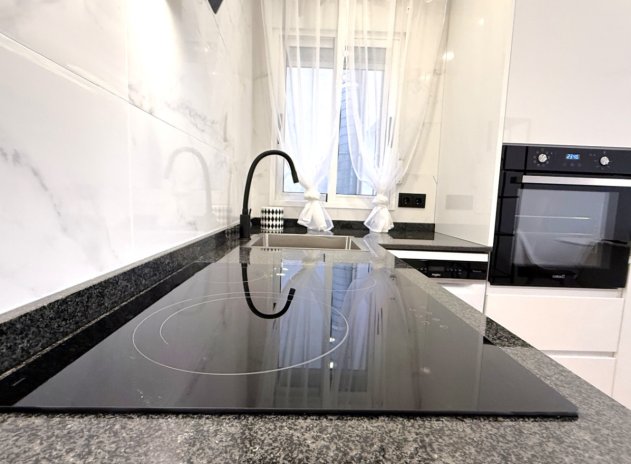 Resale - Apartment / Flat * - Torrevieja *
