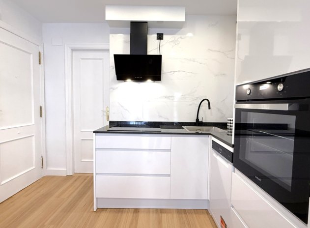 Resale - Apartment / Flat * - Torrevieja *
