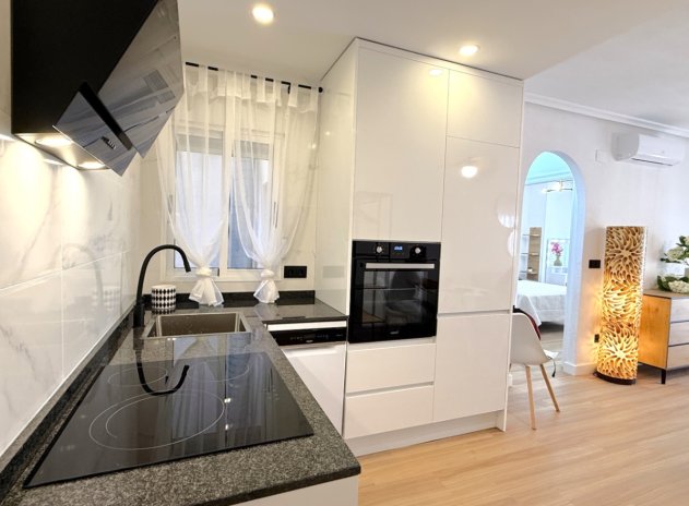 Resale - Apartment / Flat * - Torrevieja *