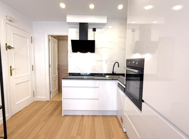 Resale - Apartment / Flat * - Torrevieja *