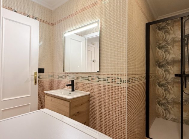 Resale - Apartment / Flat * - Torrevieja *