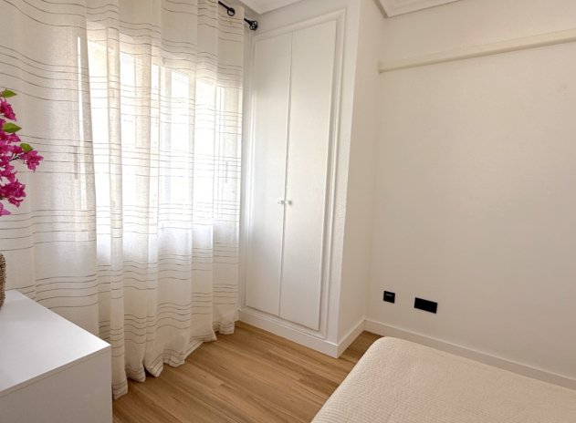 Resale - Apartment / Flat * - Torrevieja *