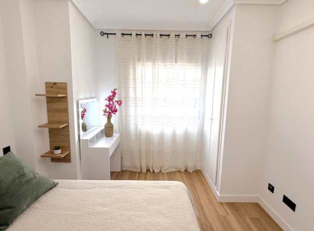 Resale - Apartment / Flat * - Torrevieja *