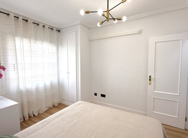Resale - Apartment / Flat * - Torrevieja *