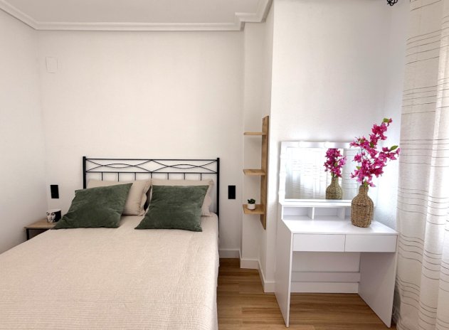 Resale - Apartment / Flat * - Torrevieja *