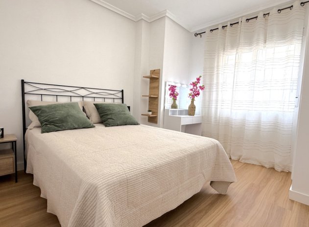 Resale - Apartment / Flat * - Torrevieja *