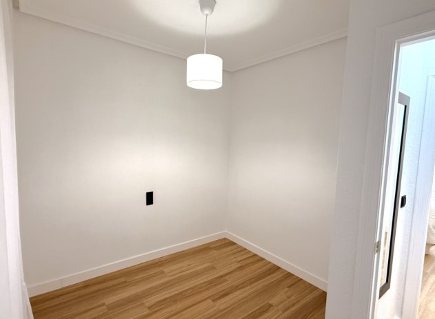 Resale - Apartment / Flat * - Torrevieja *