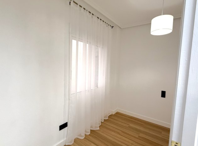 Resale - Apartment / Flat * - Torrevieja *