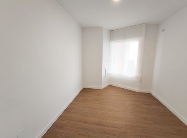 Resale - Apartment / Flat * - La Zenia *