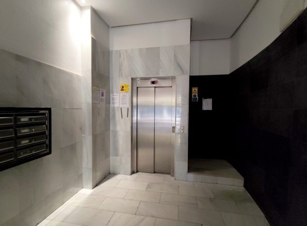 Resale - Apartment / Flat * - Torrevieja *