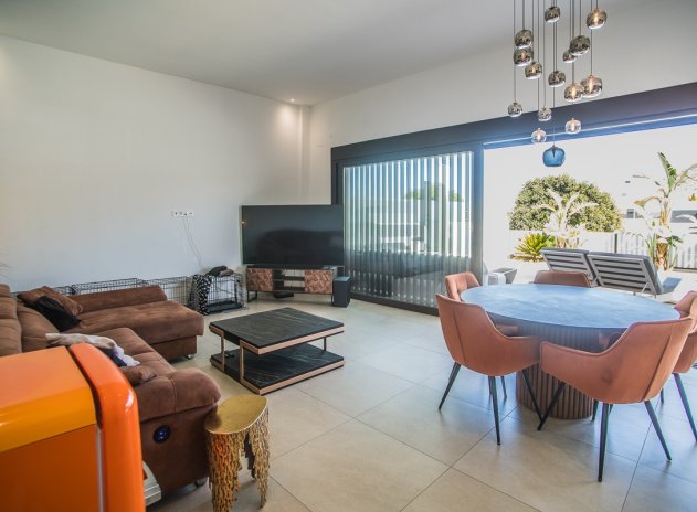 Resale - Villa * - ROJALES