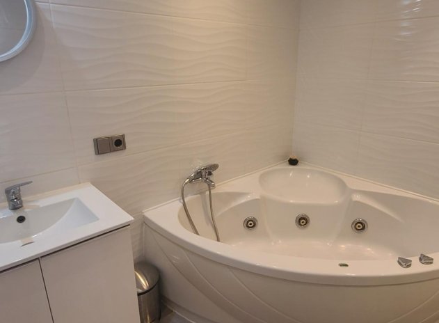 Resale - Villa * - Torrevieja *