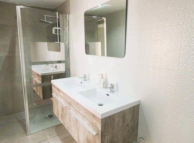 Resale - Villa * - Torrevieja *