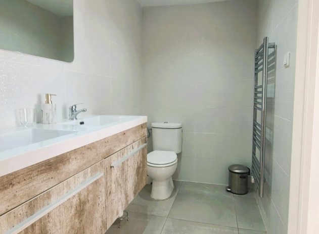 Resale - Villa * - Torrevieja *