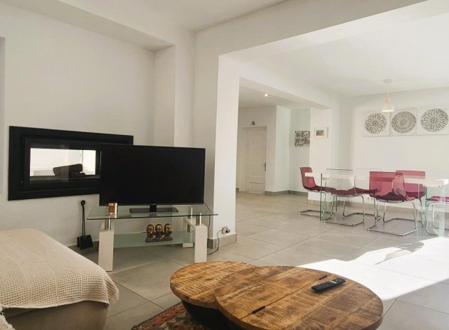 Resale - Villa * - Torrevieja *