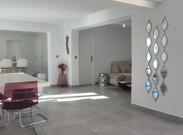 Resale - Villa * - Torrevieja *