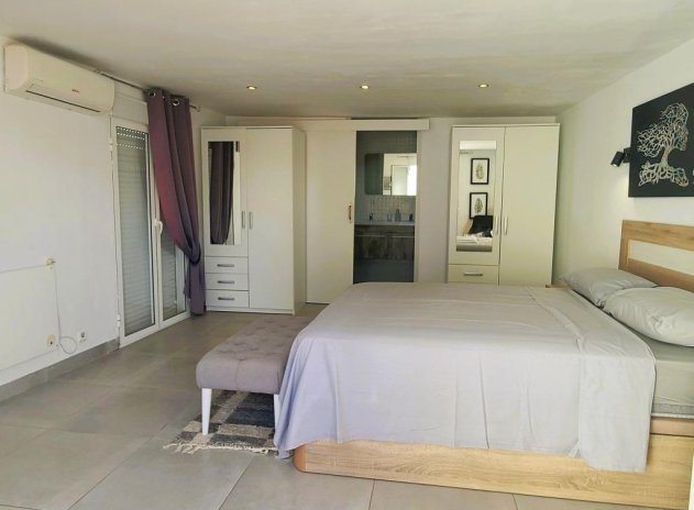 Resale - Villa * - Torrevieja *