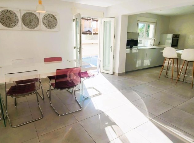 Resale - Villa * - Torrevieja *