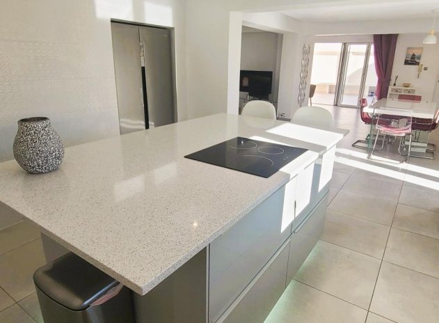 Resale - Villa * - Torrevieja *