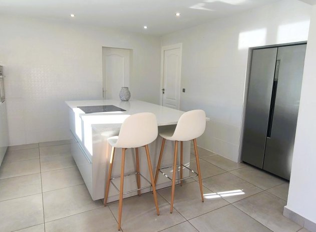Resale - Villa * - Torrevieja *