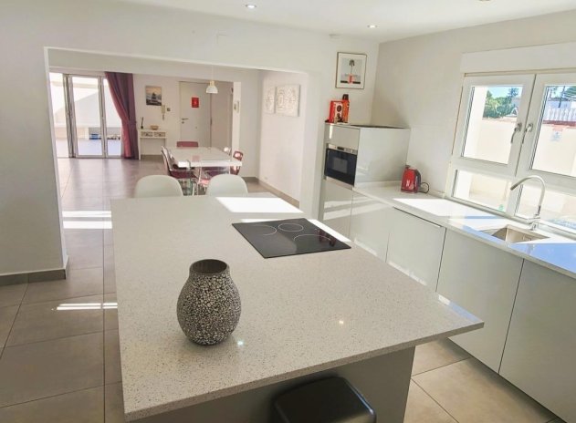 Resale - Villa * - Torrevieja *