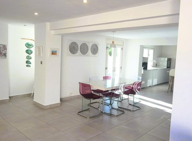 Resale - Villa * - Torrevieja *