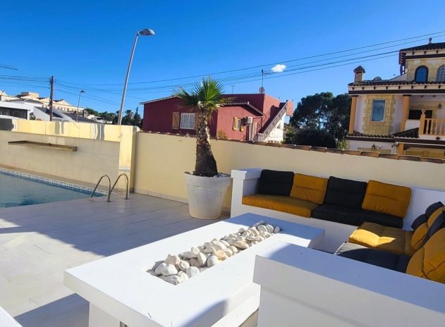 Resale - Villa * - Torrevieja *