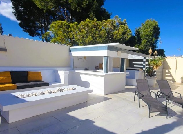 Resale - Villa * - Torrevieja *