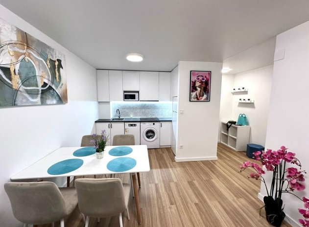 Resale - Apartment / Flat * - Torrevieja *
