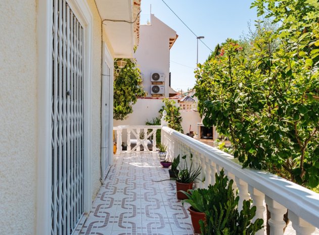 Resale - Villa * - Torrevieja *