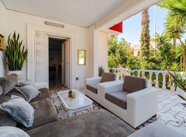 Resale - Villa * - Torrevieja *