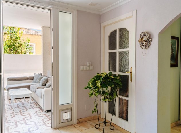 Resale - Villa * - Torrevieja *