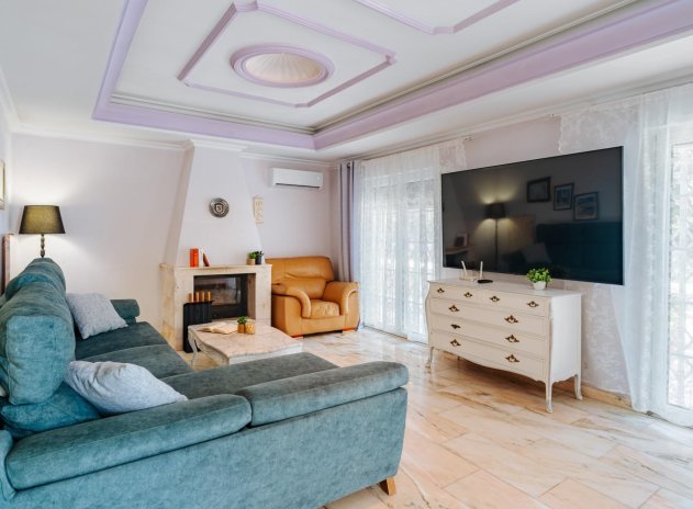 Resale - Villa * - Torrevieja *
