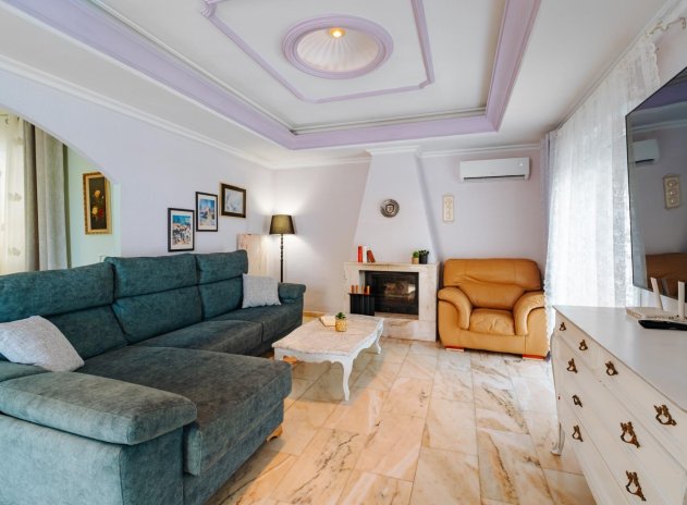 Resale - Villa * - Torrevieja *