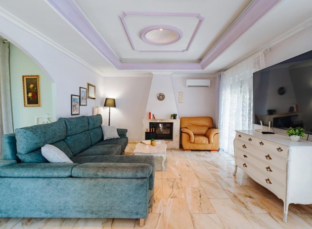 Resale - Villa * - Torrevieja *