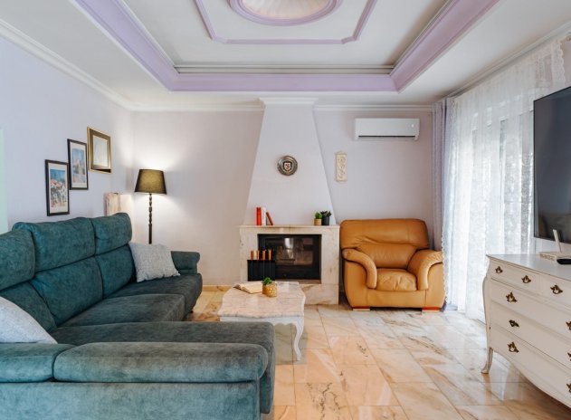 Resale - Villa * - Torrevieja *