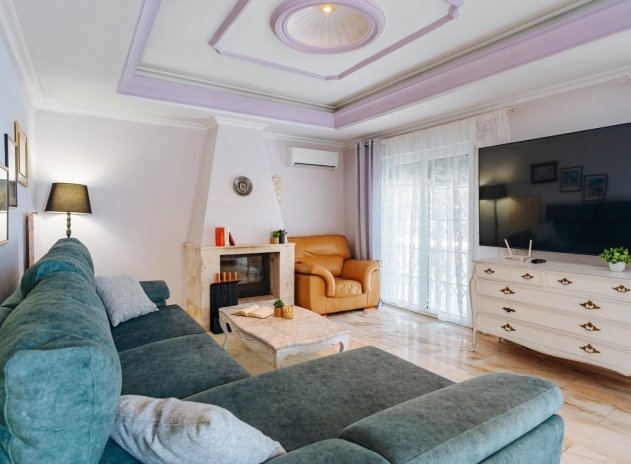 Resale - Villa * - Torrevieja *
