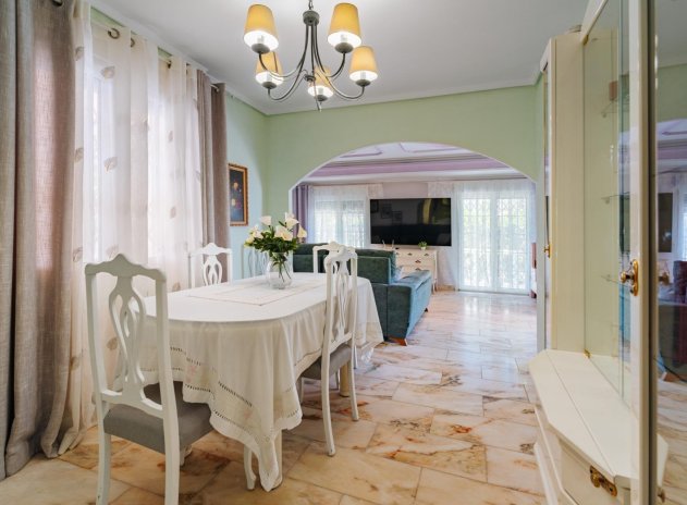 Resale - Villa * - Torrevieja *