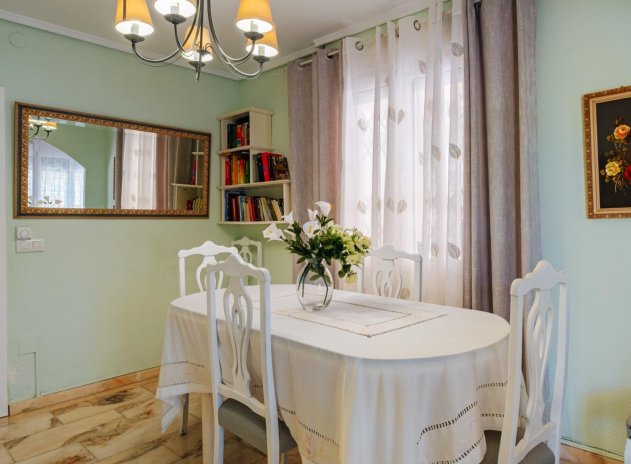 Resale - Villa * - Torrevieja *