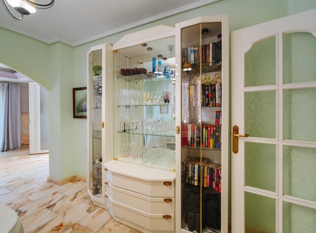 Resale - Villa * - Torrevieja *