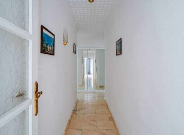 Resale - Villa * - Torrevieja *