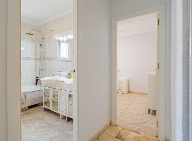 Resale - Villa * - Torrevieja *