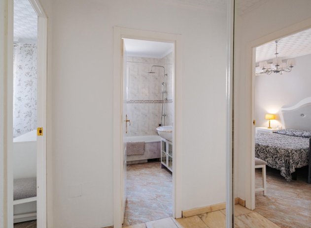 Resale - Villa * - Torrevieja *