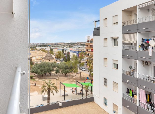 Resale - Apartment / Flat * - Torrevieja *