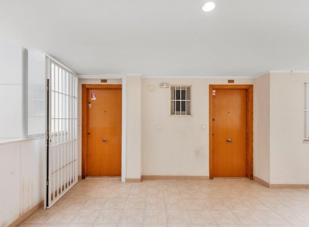 Resale - Apartment / Flat * - Torrevieja *